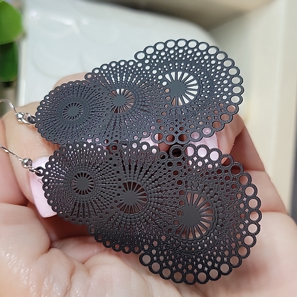Intricate Cut Lace Style Drop Earrings, black - Picture 4 of 4